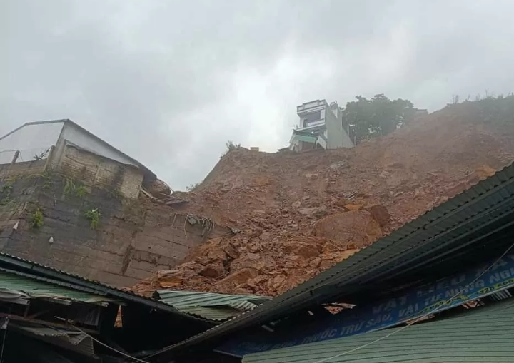 Xín Mần, Hà Giang: Mưa lớn gây sạt lở vùi lấp nhà xưởng và ô tô